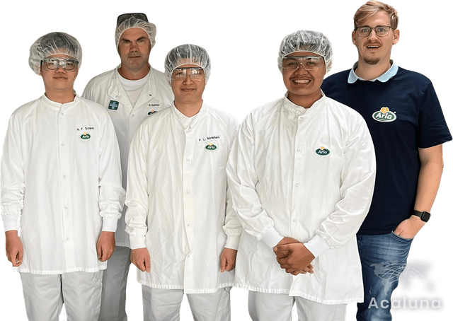 Team eines Ausbildungsbetriebs, gemeinsam mit den von Acaluna vermittelten Auszubildenden