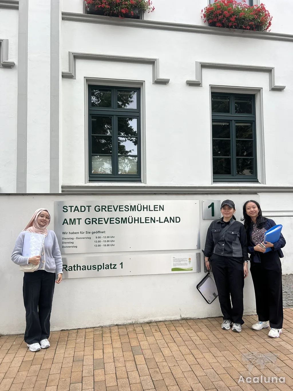 Auszubildende bei der Anmeldung im Einwohnermeldeamt