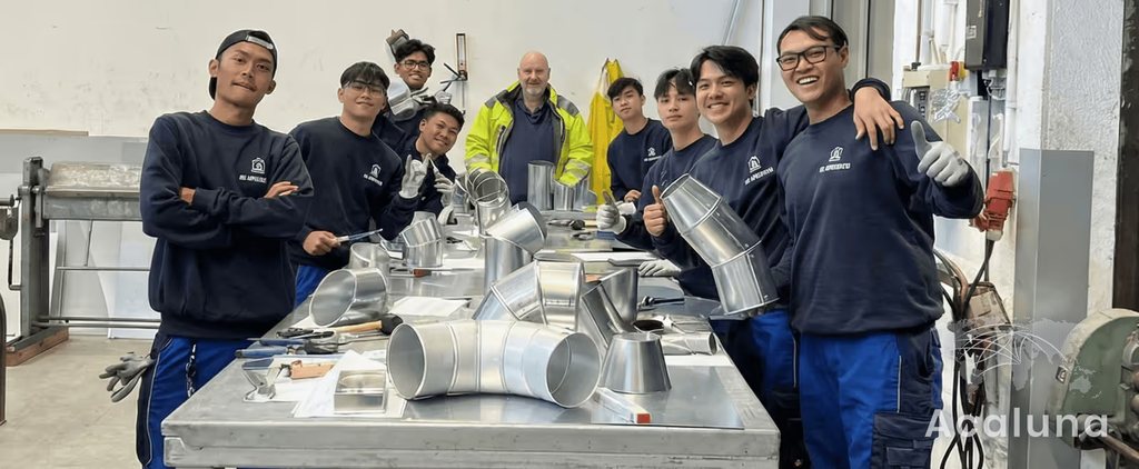 Auszubildende bei der Blechbearbeitung in der Dr. Starck Unternehmensgruppe