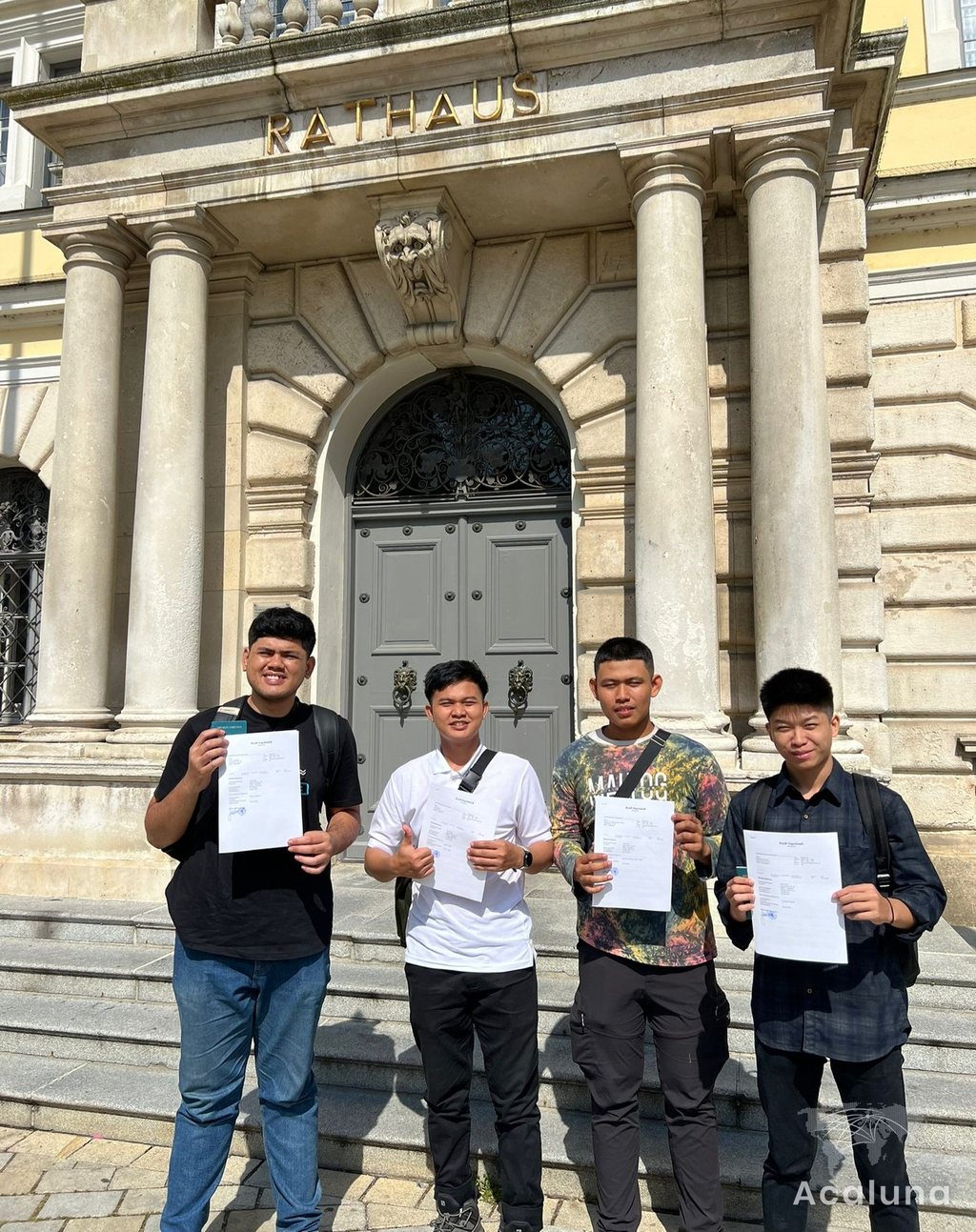 Empat peserta Ausbildung dari Indonesia dengan dokumen di depan balai kota di Jerman