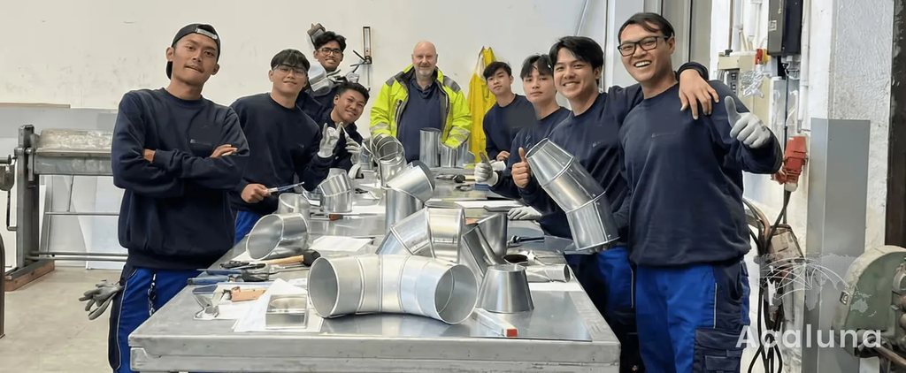 Peserta Ausbildung dari Indonesia bersama instruktur di bengkel pengolahan logam