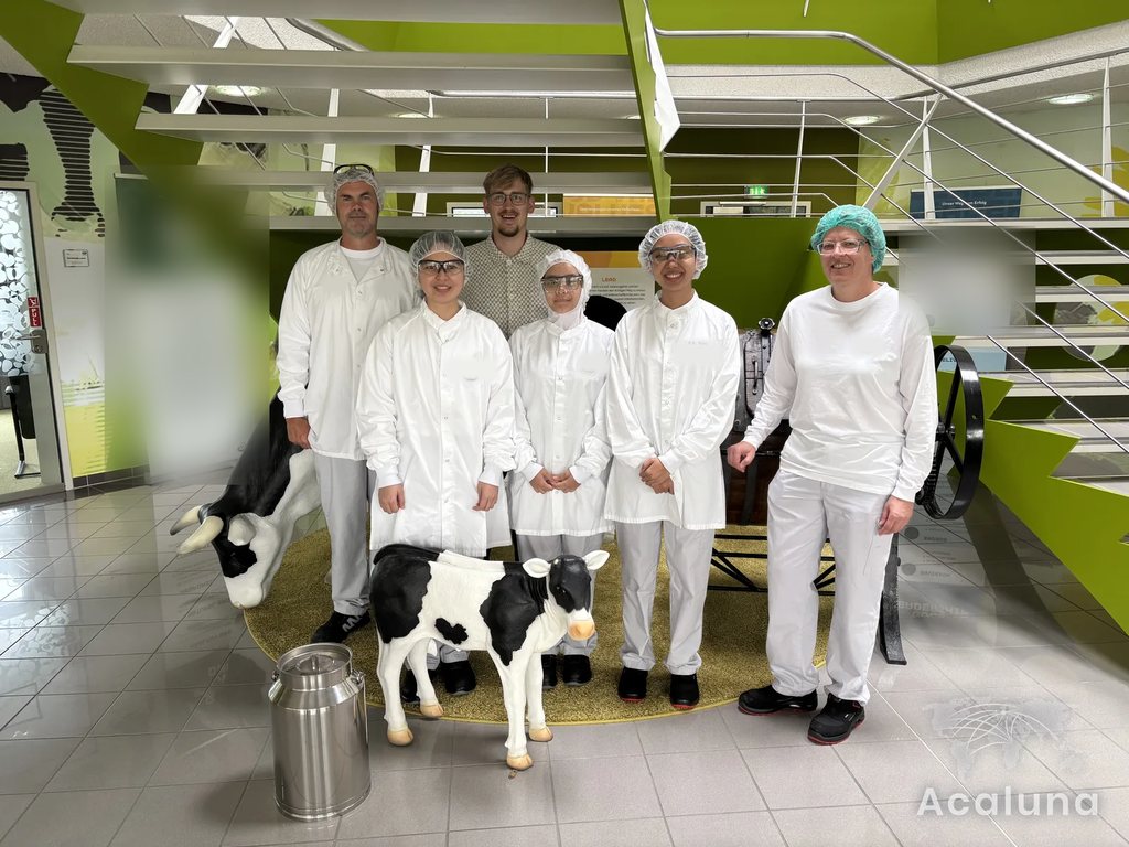 Peserta Ausbildung dari Indonesia bersama pembimbingnya di sebuah pabrik susu di Jerman