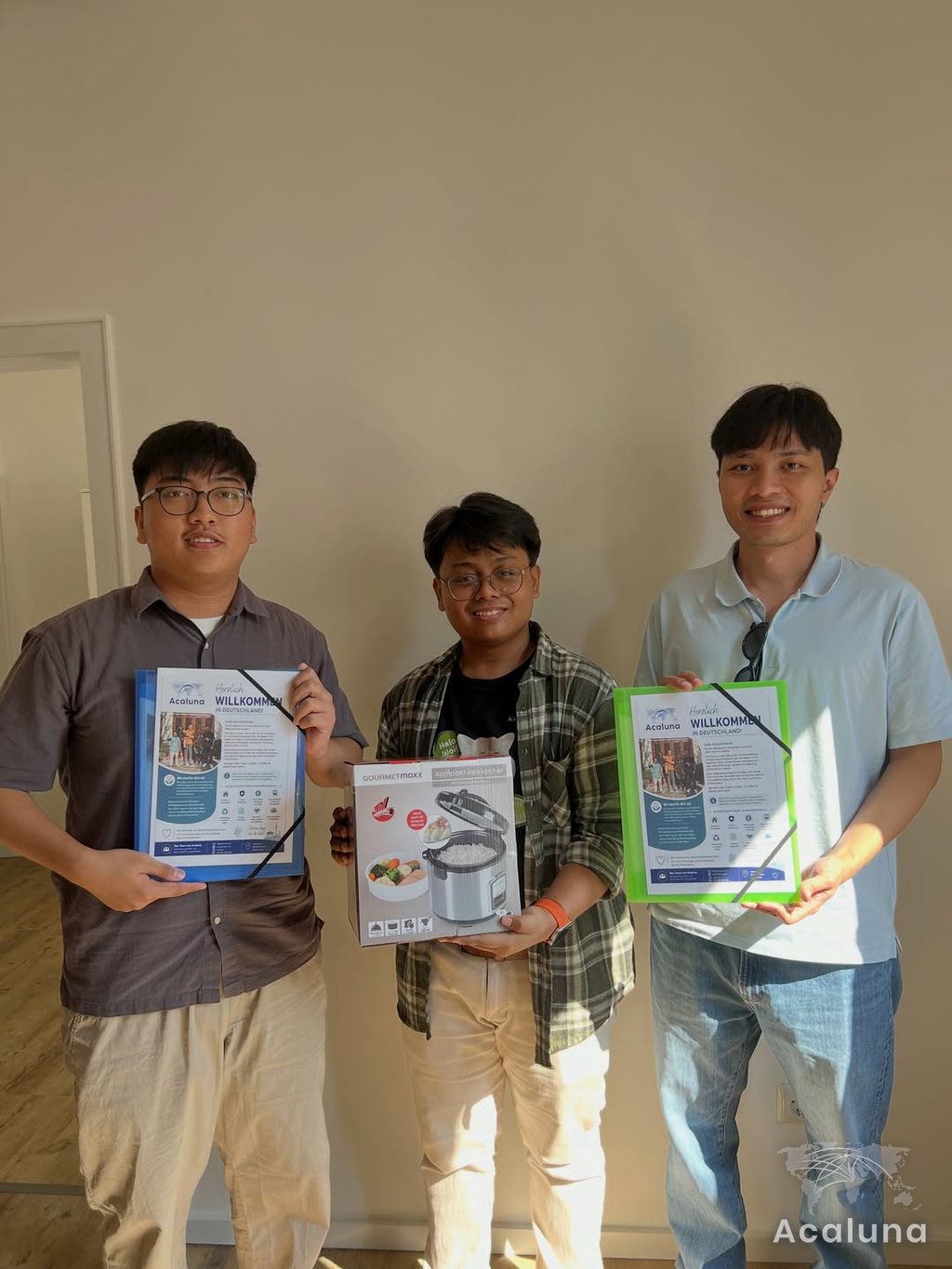 Tiga peserta Ausbildung dari Indonesia dengan paket selamat datang dari Acaluna