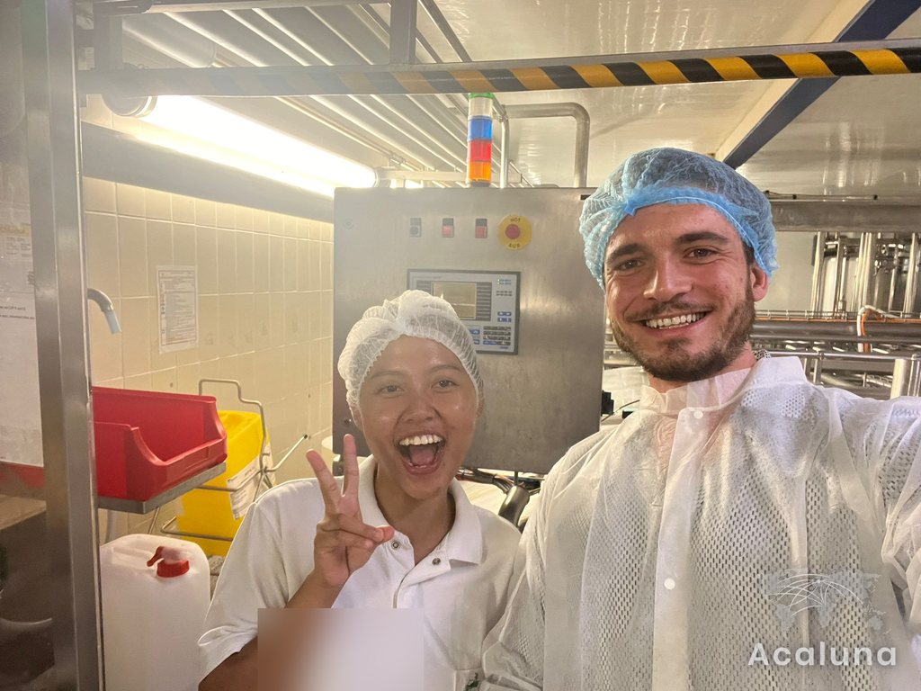 Seorang peserta Ausbildung dari Indonesia di ruang produksi bersama Dr. Manuel Behmüller