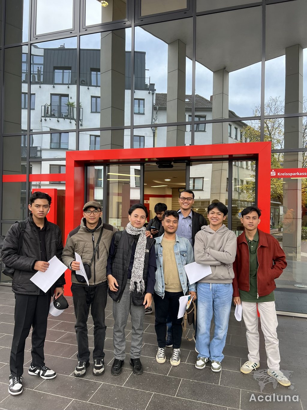Peserta Ausbildung dari Indonesia di depan bank setelah membuka rekening di Jerman