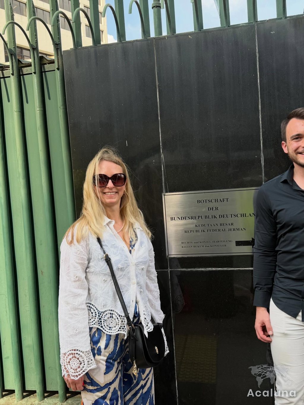 Jessica Moll dan Dr. Manuel Behmüller di depan papan nama Kedutaan Besar Republik Federal Jerman di Jakarta