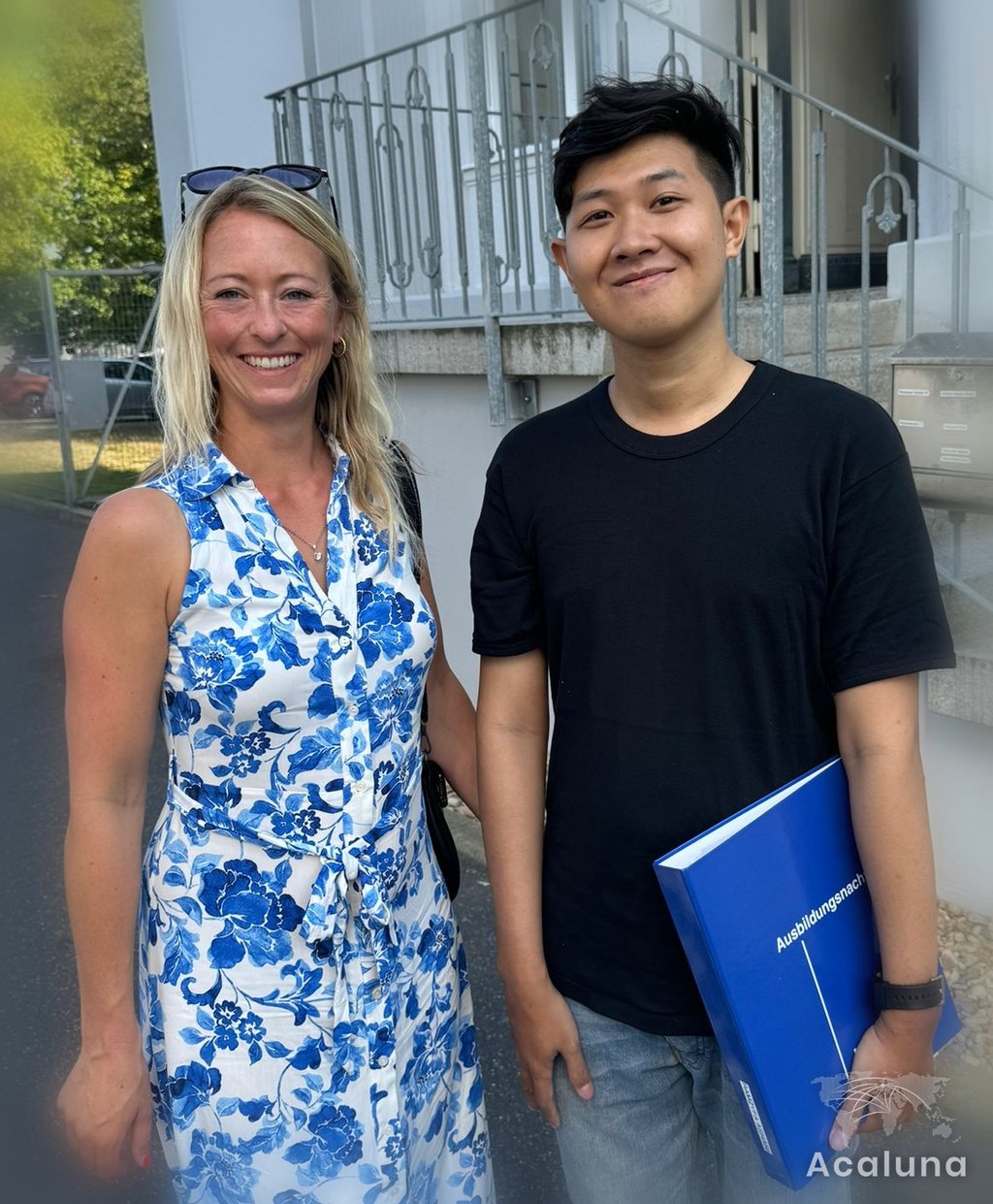 Jessica Moll von Acaluna gemeinsam mit dem indonesischen Auszubildenden Ramzyfa